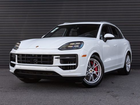Certified 2025 Porsche Cayenne S image 1