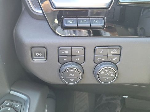 Used 2022 Chevrolet Silverado 1500 LTZ w/ LTZ Premium Package image 17