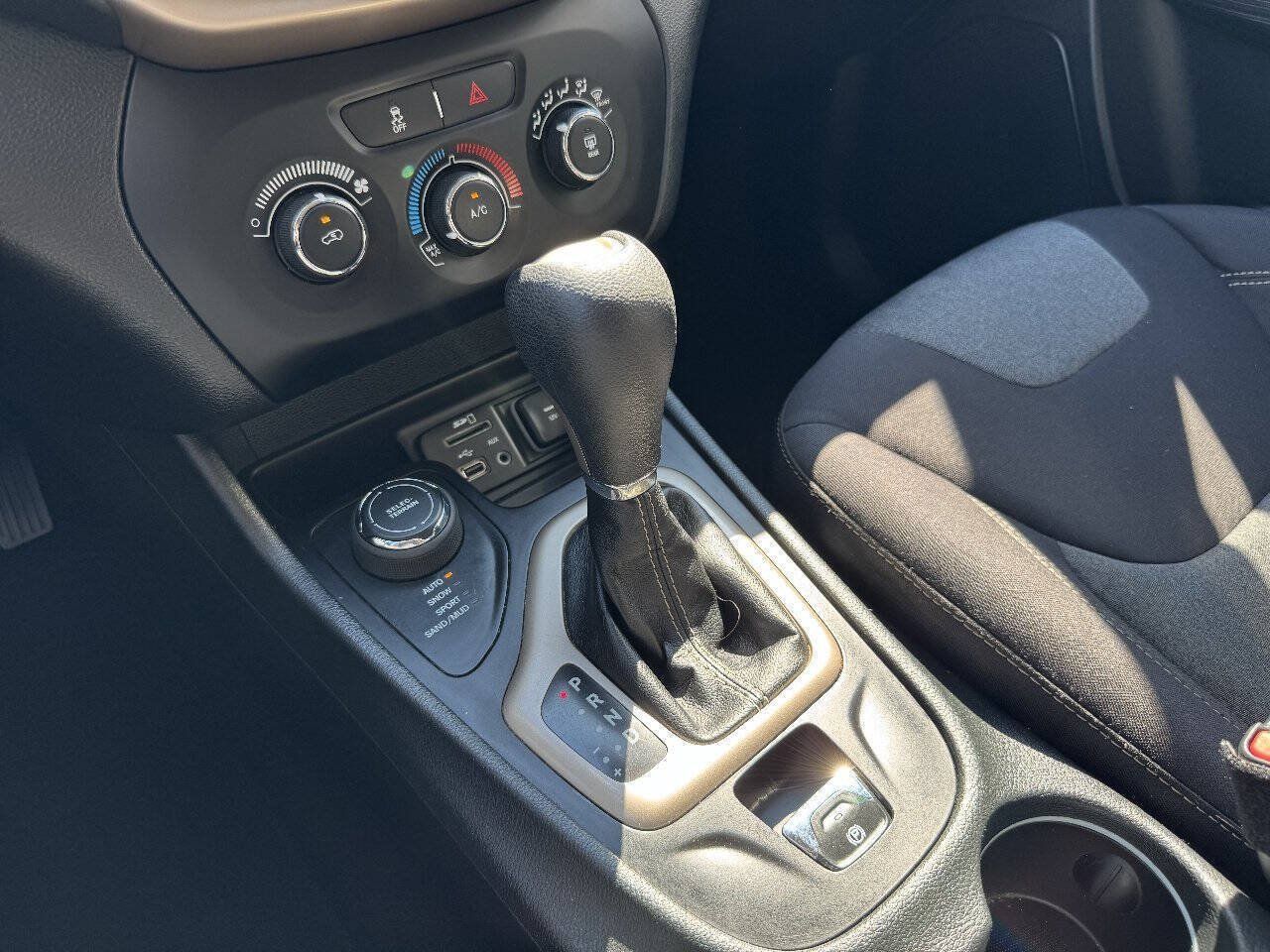Used 2015 Jeep Cherokee Sport AWD/4WD image 37