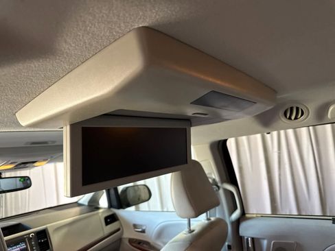 Used 2014 Toyota Sienna XLE w/ XLE Premium Package FWD image 18