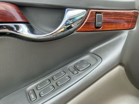 Used 2004 Cadillac De Ville image 18