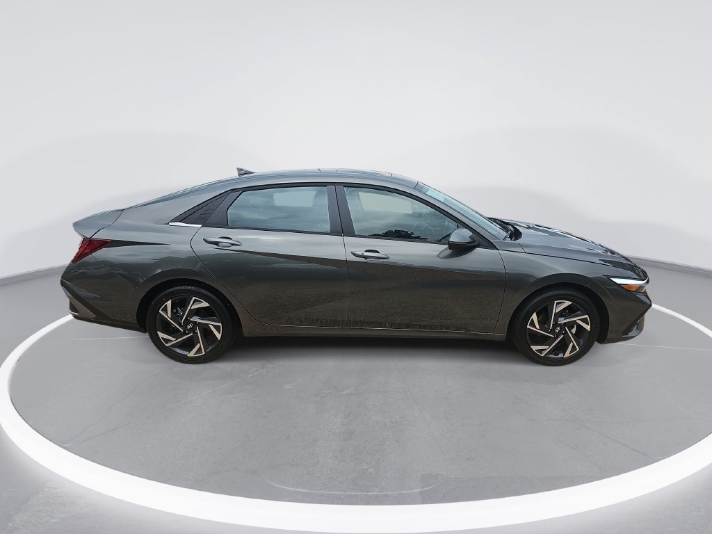 New 2026 Hyundai Elantra Limited FWD image 4