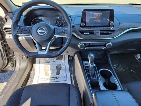 Used 2024 Nissan Altima 2.5 SV FWD image 24