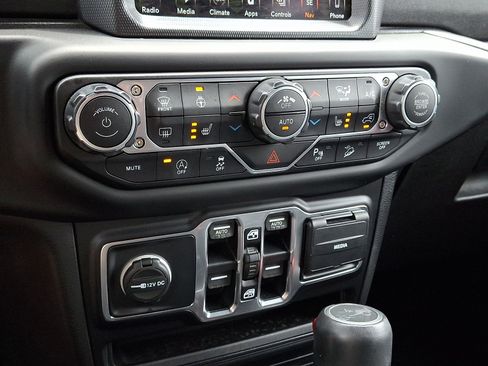 Used 2019 Jeep Wrangler Unlimited Sahara AWD/4WD image 17