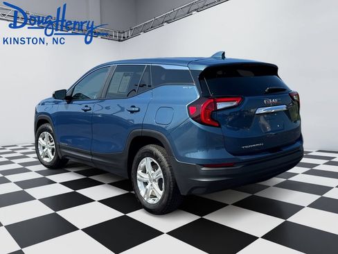 Used 2024 GMC Terrain SLE FWD image 3