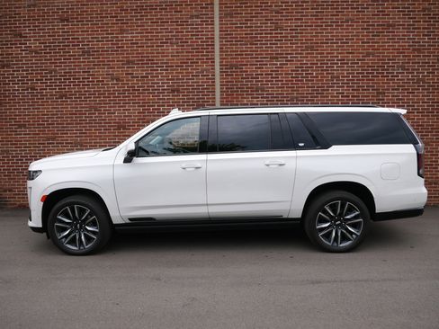 Used 2021 Cadillac Escalade ESV Sport Platinum AWD/4WD image 2