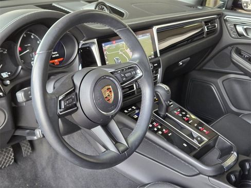 Used 2025 Porsche Macan image 11