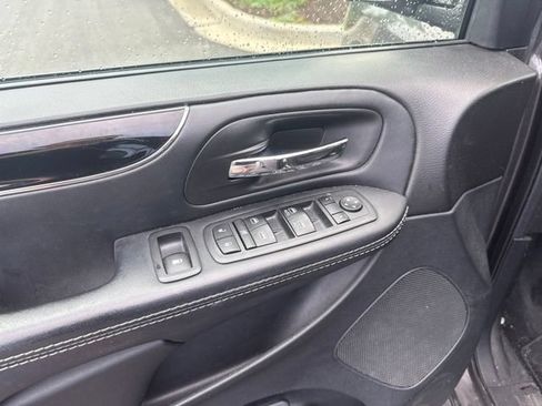 Used 2018 Dodge Grand Caravan SE FWD image 9