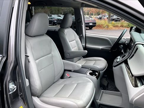 Used 2017 Toyota Sienna XLE image 8