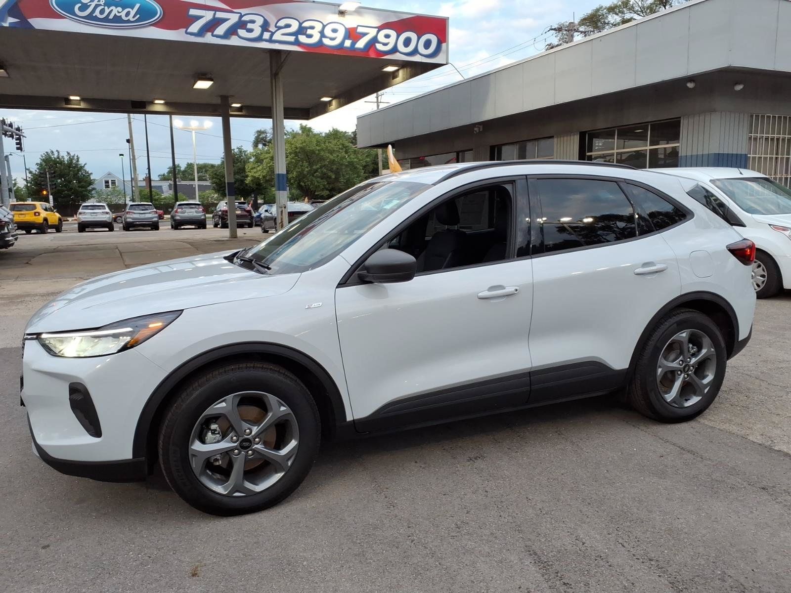 Used 2025 Ford Escape ST-Line w/ Cold Weather Package FWD image 6