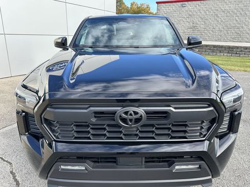 Used 2024 Toyota Tacoma TRD Sport image 2