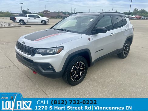 Used 2025 Jeep Compass Trailhawk AWD/4WD image 3