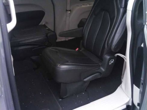 Used 2023 Chrysler Pacifica Touring-L FWD image 4