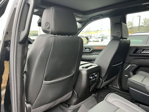 Used 2025 GMC Yukon Denali w/ Sun & Power Step Package image 35