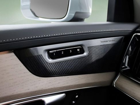 New 2025 Volvo XC90 T8 Plus w/ Protection Package Premier image 18