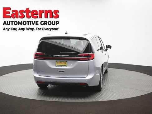 Used 2024 Chrysler Pacifica Touring-L FWD image 40