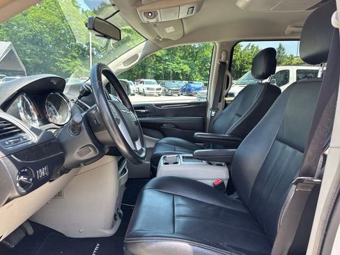 Used 2013 Chrysler Town & Country Touring FWD image 14
