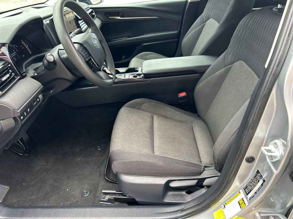 Used 2025 Toyota Camry LE FWD image 10