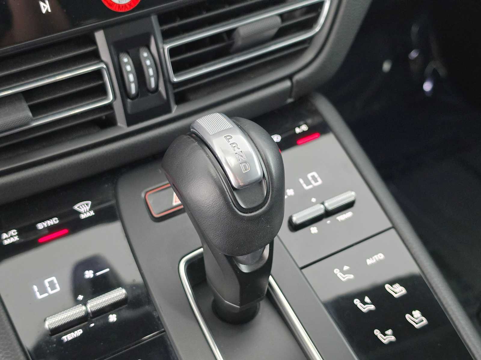 Used 2024 Porsche Macan AWD/4WD image 33
