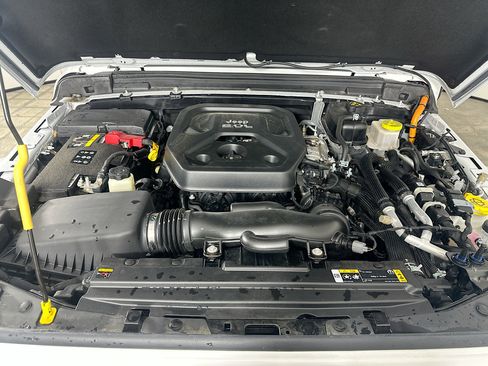 Used 2023 Jeep Wrangler Unlimited Sahara AWD/4WD image 32