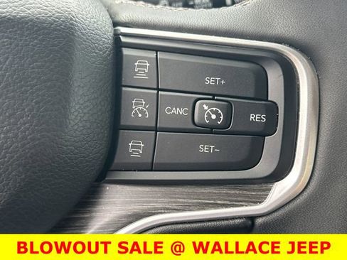 Certified 2024 Jeep Wagoneer Series II w/ Flexible Seating Group image 24