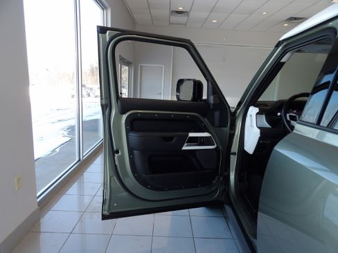 Used 2020 Land Rover Defender 110 HSE image 9