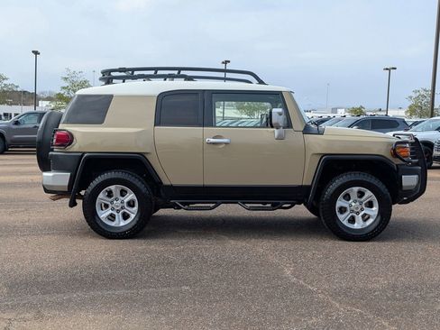 Used 2013 Toyota FJ Cruiser 2WD image 3