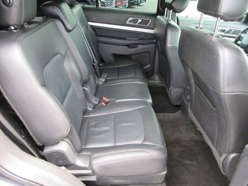 Used 2017 Ford Explorer XLT w/ Equipment Group 202A FWD image 17