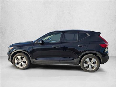 Used 2022 Volvo XC40 T5 Momentum image 8