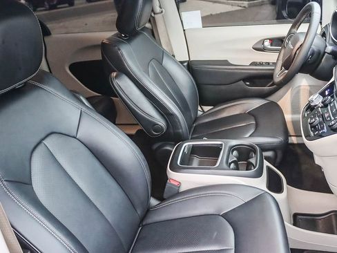 Used 2024 Chrysler Pacifica Select image 39