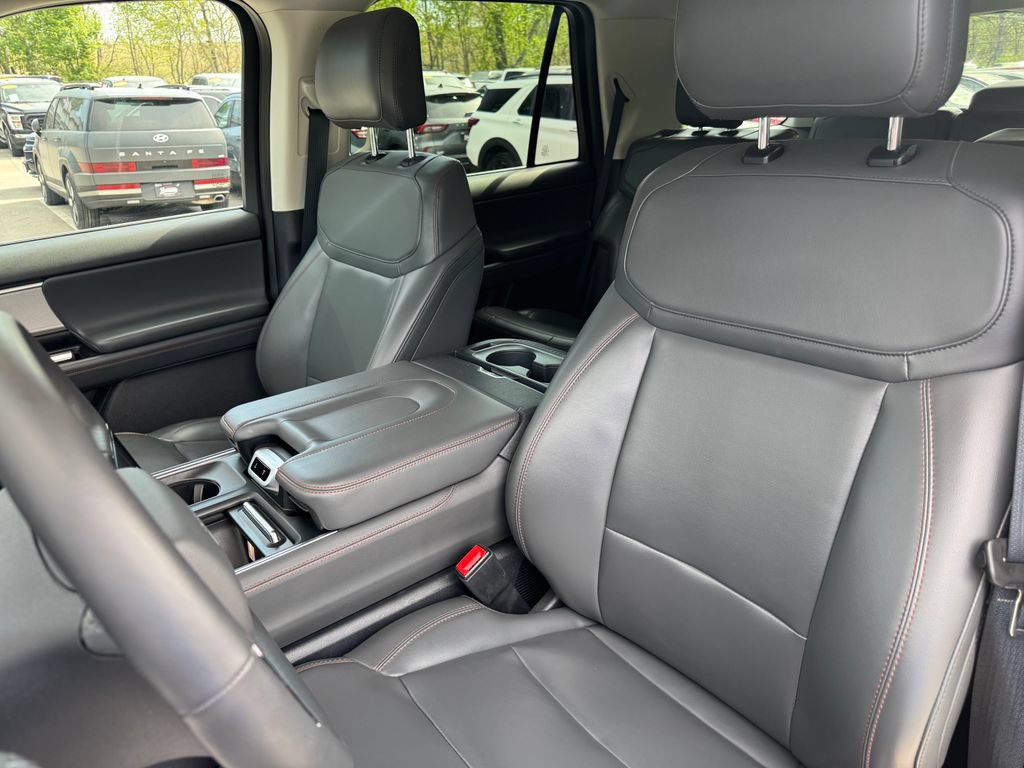 Used 2025 Ford Expedition Active AWD/4WD image 25