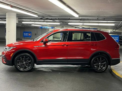 Certified 2024 Volkswagen Tiguan SE w/ Panoramic Sunroof Package AWD/4WD image 33