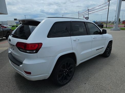 Used 2022 Jeep Grand Cherokee Laredo X RWD image 3