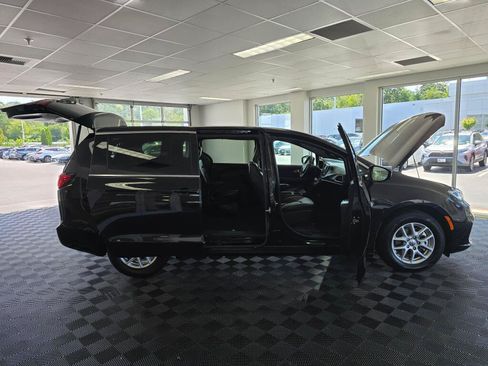 Used 2025 Chrysler Pacifica Select FWD image 15