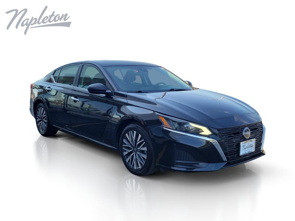 Used 2024 Nissan Altima 2.5 SV FWD image 8