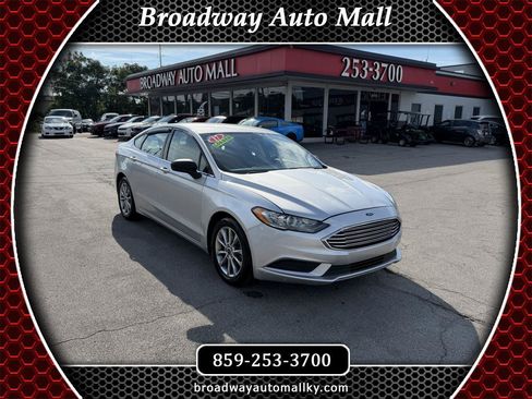 Used 2017 Ford Fusion SE FWD image 1