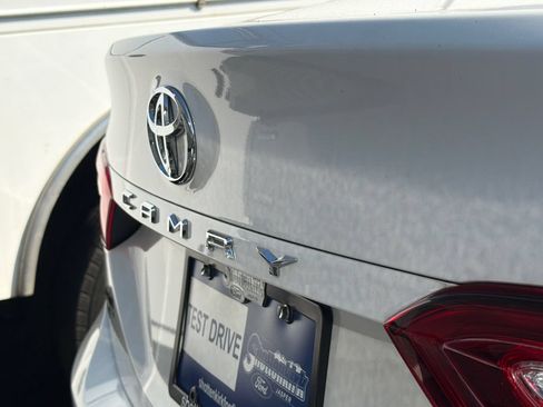 Used 2019 Toyota Camry XLE FWD image 11