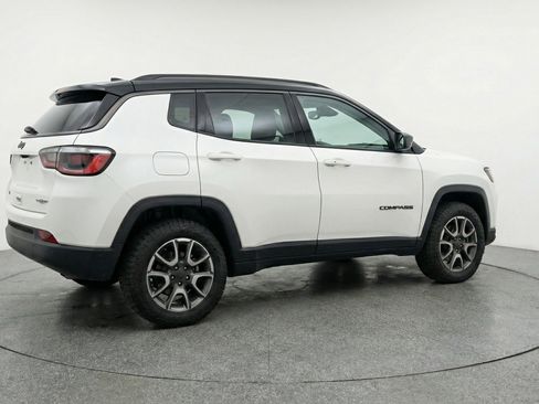 Used 2025 Jeep Compass Trailhawk AWD/4WD image 9