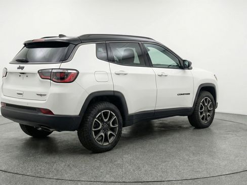 Used 2025 Jeep Compass Trailhawk AWD/4WD image 9