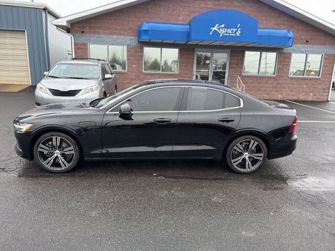 Used 2021 Volvo S60 T8 Inscription image 2
