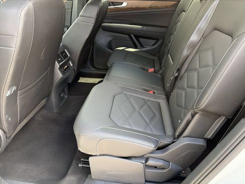 Used 2025 Volkswagen Atlas SE FWD image 16