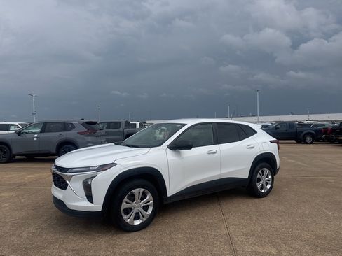 Used 2025 Chevrolet Trax LS image 9