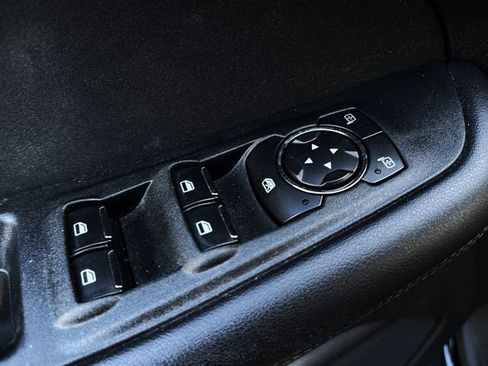 Used 2018 Ford Edge SE image 12