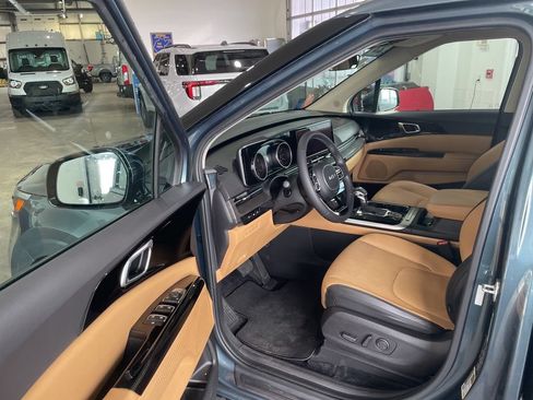Used 2023 Kia Carnival EX FWD image 16