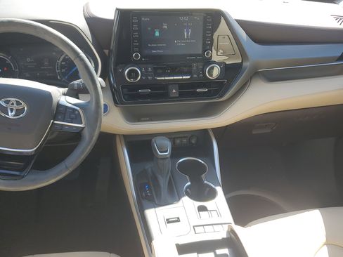 Used 2021 Toyota Highlander XLE image 21