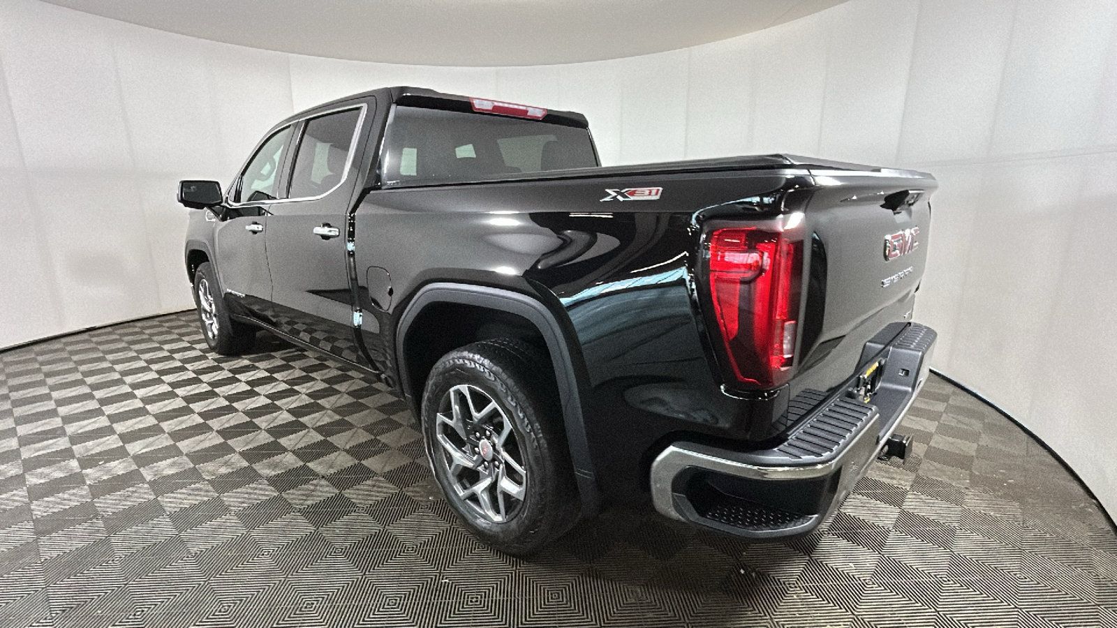 Used 2023 GMC Sierra 1500 SLT w/ SLT Convenience Package AWD/4WD image 5