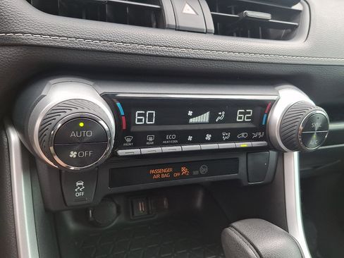 Used 2021 Toyota RAV4 LE AWD/4WD image 15