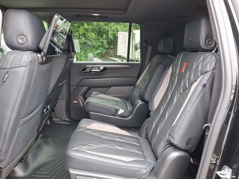 New 2025 Chevrolet Suburban Premier AWD/4WD image 5
