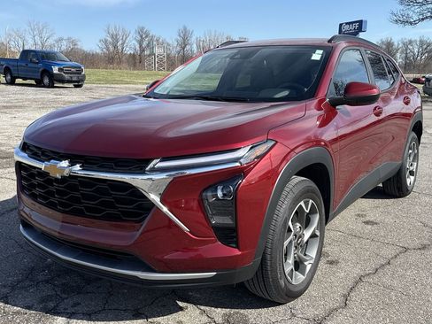 Used 2025 Chevrolet Trax LT w/ Driver Confidence Package image 4