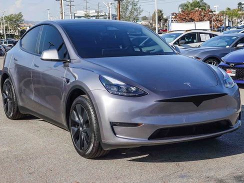 Used 2025 Tesla Model Y Long Range image 3